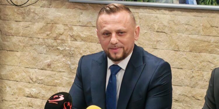 Alex Covașă, noul purtător de cuvînt al Primăriei Suceava: Sînt la dispoziția atît a reprezentanților mass-media, cît și a oamenilor din Suceava care au nevoie să comunice deschis cu Primăria Municipiului Suceava