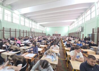 Simulare a Bacalaureatului în sala de sport a Colegiului Tehnic ”Regele Ferdinand I”, cu 292 de elevi. Examenul este supravegheat și de patru inspectori școlari