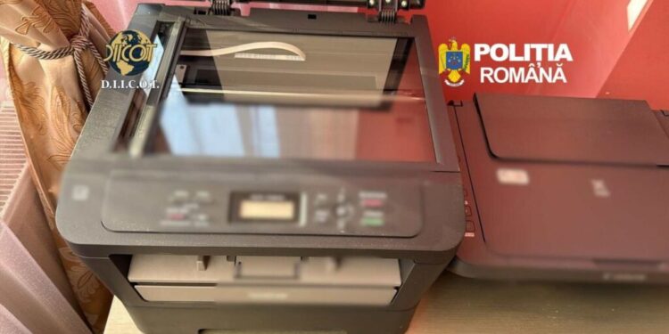 Fabrică de bani falși, descoperită la Suceava. Trei cetățeni români și un cetățean italian au constituit pe raza județului Suceava o grupare de criminalitate organizată specializată în falsificare de monedă
