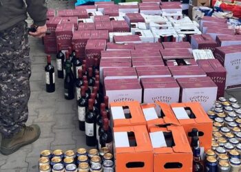 Cosmetice și vinuri aduse din Italia în valoare de 73.000 de euro, confiscate de polițiștii suceveni dintr-un microbuz care se îndrepta spre Vicov