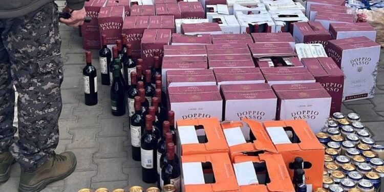 Cosmetice și vinuri aduse din Italia în valoare de 73.000 de euro, confiscate de polițiștii suceveni dintr-un microbuz care se îndrepta spre Vicov