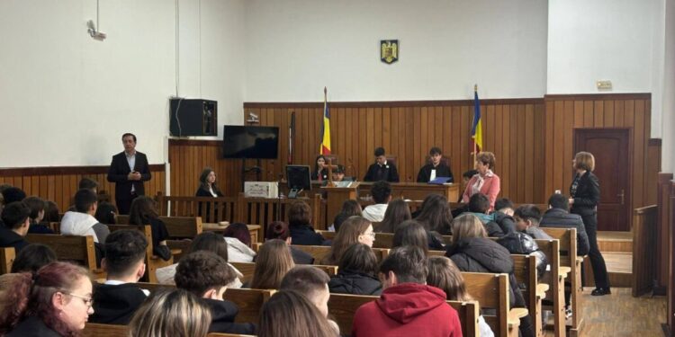 Elevi suceveni, la Palatul de Justiție. ”Sîntem convinși că, prin astfel de inițiative, le oferim elevilor noștri instrumentele necesare pentru a deveni adulți informați, care își cunosc drepturile și își respectă responsabilitățile”