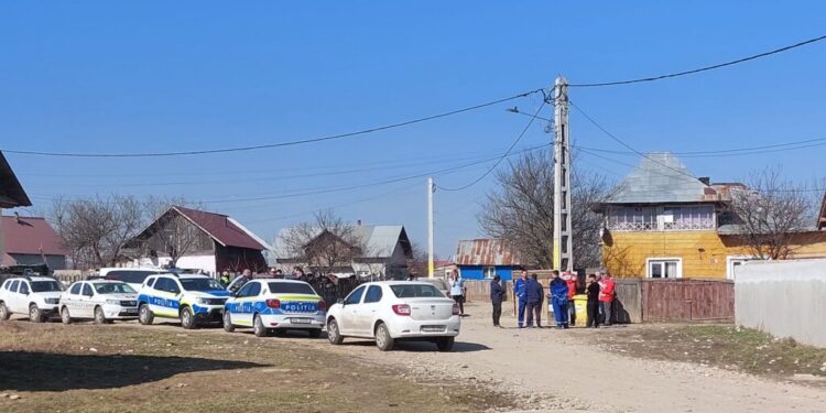 Polițiști, inclusiv cu cîini, și jandarmi, razie în comuna Șcheia. La acțiune au participat și reprezentanți ai Direcției pentru Protecția Copilului și ai operatorilor de furnizare a energiei