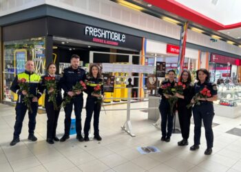 Flori, mărțișoare și mesajul ”violența domestică rămîne faptă penală”, în cadrul unei campanii a Poliției Suceava (Foto)