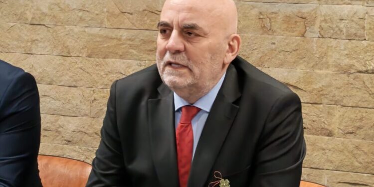 Primarul PSD al Sucevei, Vasile Rîmbu, suspendat din partid pentru 6 luni, fiindcă a afectat imaginea acestuia. Au fost și propuneri pentru excluderea primarului din PSD