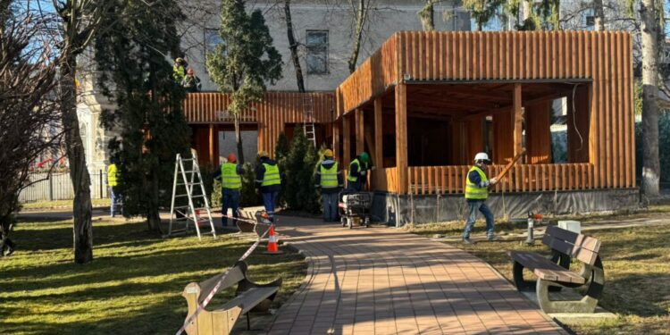 Terasa restaurantului ”Taco Loco” din centrul municipiului Suceava, demolată. Aceasta ar fi depășit cu 10 metri pătrați suprafața aprobată
