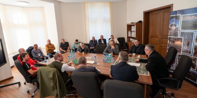 Ședință de lucru dedicată protejării și reconfigurării traseului Via Transilvanica pe raza județului Suceava. Vizite în teren pentru identificarea soluțiilor, după Sărbătorile Pascale