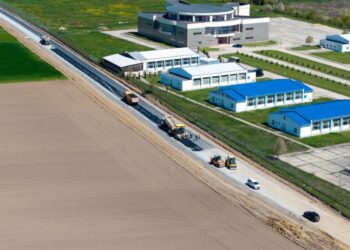 Au început asfaltările pe noul drum spre Aeroportul ”Ștefan cel Mare” Suceava. Investiția ar putea fi finalizată mai devreme de termen (FOTO)