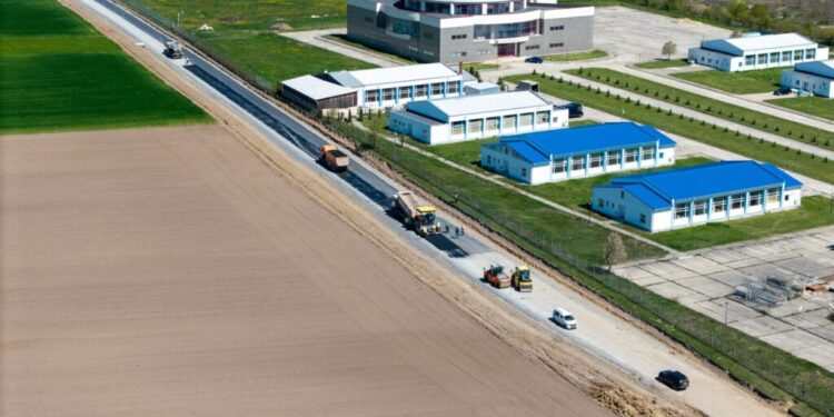 Au început asfaltările pe noul drum spre Aeroportul ”Ștefan cel Mare” Suceava. Investiția ar putea fi finalizată mai devreme de termen (FOTO)