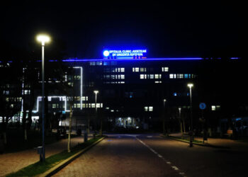 Clădiri din municipiul Suceava iluminate în albastru, cu prilejul Zilei Internaționale de Conștientizare a Autismului (Foto)