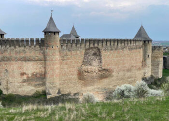 O bucată din zidul Cetății Hotinului s-a prăbușit. Doctorul în istorie Daniel Hrenciuc: Hotinul este parte a sistemului de apărare construit de Ștefan cel Mare. E dramatic pentru memoria nostră istorică