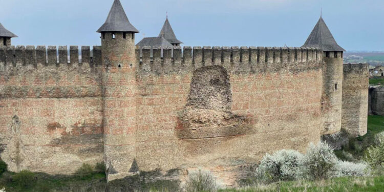 O bucată din zidul Cetății Hotinului s-a prăbușit. Doctorul în istorie Daniel Hrenciuc: Hotinul este parte a sistemului de apărare construit de Ștefan cel Mare. E dramatic pentru memoria nostră istorică