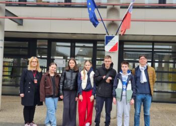 Cinci elevi și două profesoare de la Școala Gimnazială nr. 4 Suceava, vizită în Franța, în cadrul unui program Erasmus. Cinci zile de lecții și activități tematice axate pe dezvoltare durabilă, dar și vizite la obiective culturale din Paris