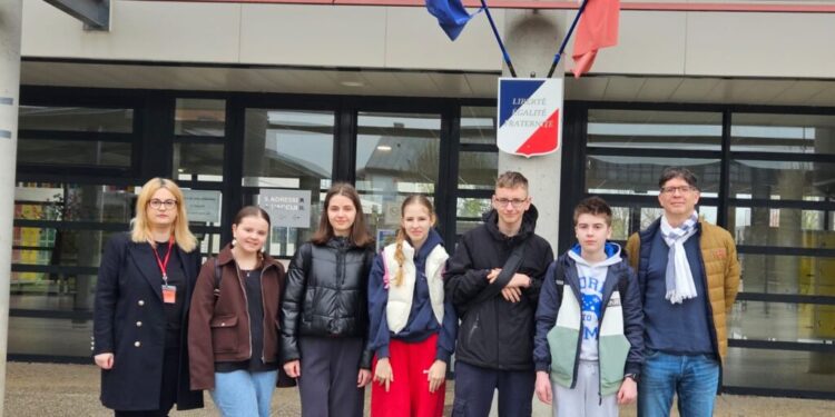 Cinci elevi și două profesoare de la Școala Gimnazială nr. 4 Suceava, vizită în Franța, în cadrul unui program Erasmus. Cinci zile de lecții și activități tematice axate pe dezvoltare durabilă, dar și vizite la obiective culturale din Paris