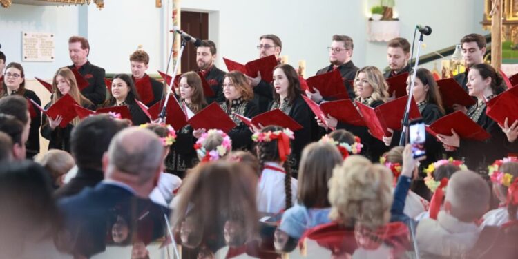 300 de spectatori, la Concertul Pascal susținut de Corala „Ciprian Porumbescu” la Bazilica „Adormirea Maicii Domnului” din Cacica