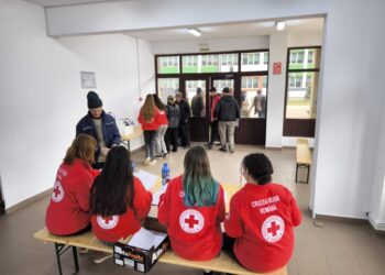 Crucea Roșie Suceava. Vouchere la Broșteni, pentru achiziționarea de materiale de construcții, și pachete cu alimente pentru familii din Gura Humorului, Vatra Dornei și Dolhasca
