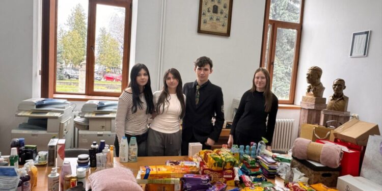 Colegiul Național „Eudoxiu Hurmuzachi” Rădăuți, activitate de voluntariat. Cadouri pentru persoanele vulnerabile din cadrul Centrului Elisabeta Cacica, Centrului Sf. Maria Vadu Moldovei și Casei de tip familial ”Universul copiilor”