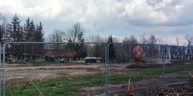 Oul uriaș de pe platoul Cetății de Scaun a Sucevei nu va rămîne acolo după ce se va termina de amenajat parcarea cu 133 de locuri