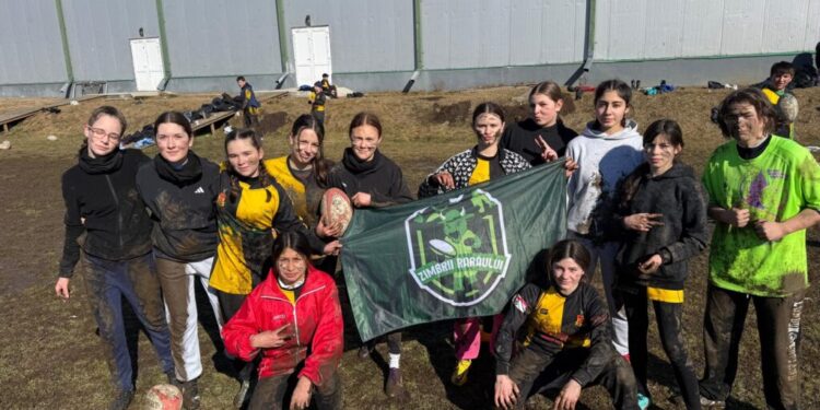 Fetele de la echipa de rugby U16 ”Zimbrii Rarăului” Cîmpulung Moldovenesc nu au toți banii, 8.000 de lei, pentru a participa la turneul de la Cîmpia Turzii. Prof. Lucian Preutescu: ”Așteptăm răspunsuri, mai jucăm și noi, știți cum, pe datorie, pe caiet” (Foto)