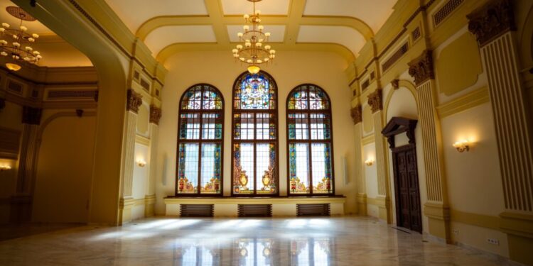 Lucrările la Sala „Ștefan cel Mare” din cadrul Palatului Administrativ Suceava, recepționate. Au fost consultate imagini de arhivă din perioada anterioară Primului Război Mondial, precum și proiecte similare realizate de arhitectul vienez Peter Paul Brang