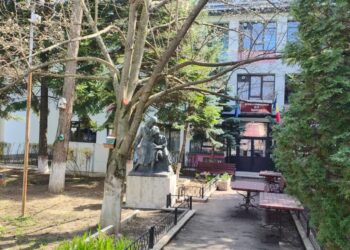 Poate nu distrugeți, probabil, cea mai frumosă curte de școală din Suceava