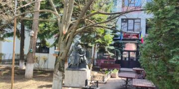 Poate nu distrugeți, probabil, cea mai frumosă curte de școală din Suceava