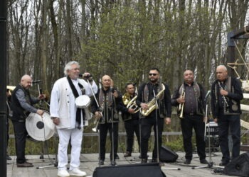 Sute de persoane, la Muzeul Satului Bucovinean, la concertul susținut de Ovidiu Lipan-Țăndărică și de Fanfara 10 Prăjini