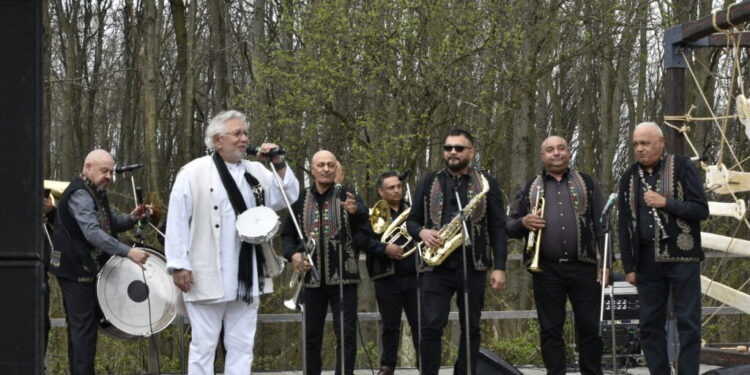 Sute de persoane, la Muzeul Satului Bucovinean, la concertul susținut de Ovidiu Lipan-Țăndărică și de Fanfara 10 Prăjini