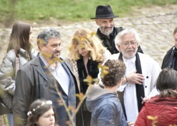 Sute de persoane, la Muzeul Satului Bucovinean, la concertul susținut de Ovidiu Lipan-Țăndărică și de Fanfara 10 Prăjini