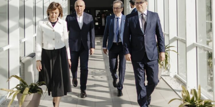 Premierul Ilie Bolojan, tur al cercetării de la USV: metagenomică, robotică și proiecte PNRR. Ministrul Educației, suceveanul Mihai Dimian, i-a prezentat realizările și proiectele universității (FOTO)