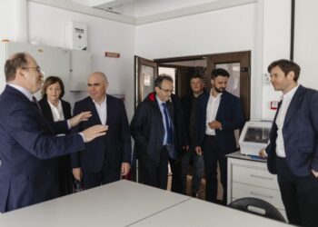 Premierul Ilie Bolojan, tur al cercetării de la USV: metagenomică, robotică și proiecte PNRR. Ministrul Educației, suceveanul Mihai Dimian, i-a prezentat realizările și proiectele universității (FOTO)