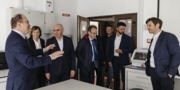Premierul Ilie Bolojan, tur al cercetării de la USV: metagenomică, robotică și proiecte PNRR. Ministrul Educației, suceveanul Mihai Dimian, i-a prezentat realizările și proiectele universității (FOTO)