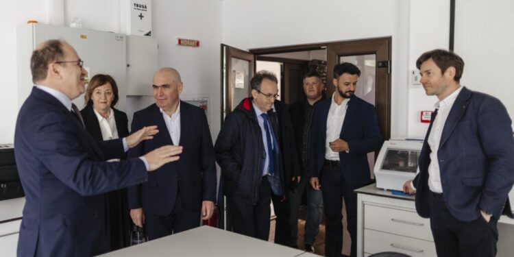 Premierul Ilie Bolojan, tur al cercetării de la USV: metagenomică, robotică și proiecte PNRR. Ministrul Educației, suceveanul Mihai Dimian, i-a prezentat realizările și proiectele universității (FOTO)