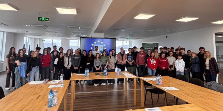 Atelier de carieră pentru elevi, organizat la Siret de Ziua Europei. Prefectul Bogdan Păstrăv: Succesul se construiește pas cu pas (FOTO)