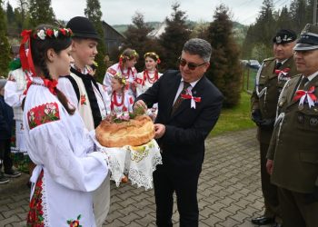 Polonezii din Bucovina au sărbătorit Ziua Constituției din 3 Mai, la Poiana Micului. Evenimentul s-a încheiat cu un picnic la Casa Polonă (FOTO)