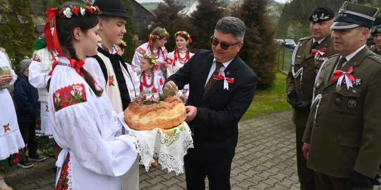 Polonezii din Bucovina au sărbătorit Ziua Constituției din 3 Mai, la Poiana Micului. Evenimentul s-a încheiat cu un picnic la Casa Polonă (FOTO)