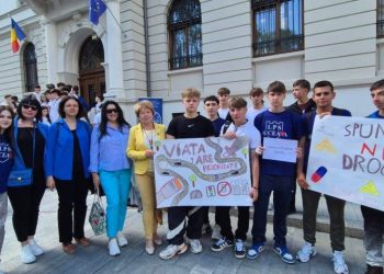Peste 2.100 de elevi din județul Suceava au participat la marșul ”Fii conștient, nu dependent”. Evenimentul a inclus și o simulare de accident rutier în centrul orașului (FOTO)