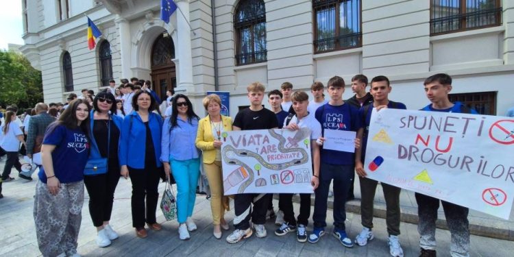 Peste 2.100 de elevi din județul Suceava au participat la marșul ”Fii conștient, nu dependent”. Evenimentul a inclus și o simulare de accident rutier în centrul orașului (FOTO)