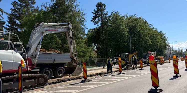 Lucrări ample la rețeaua de apă din Suceava. Trafic afectat pe bulevardul 1 Mai, în zona Spitalului Județean
