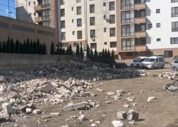 Au început demolările garajelor de pe strada Nicolae Titulescu din Suceava. Primăria pregătește un nou drum de legătură între Cartierul Europa și strada Alexandru cel Bun