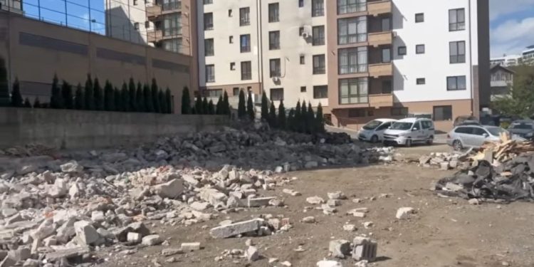 Au început demolările garajelor de pe strada Nicolae Titulescu din Suceava. Primăria pregătește un nou drum de legătură între Cartierul Europa și strada Alexandru cel Bun