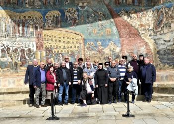 Reprezentanți ai unor asociații dedicate eroilor, în pelerinaj în județul Suceava. La Monumentul Eroilor din Baia aceștia au oferit o serie de distincții