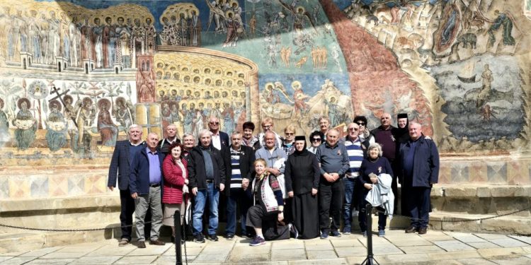 Reprezentanți ai unor asociații dedicate eroilor, în pelerinaj în județul Suceava. La Monumentul Eroilor din Baia aceștia au oferit o serie de distincții