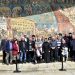 Reprezentanți ai unor asociații dedicate eroilor, în pelerinaj în județul Suceava. La Monumentul Eroilor din Baia aceștia au oferit o serie de distincții