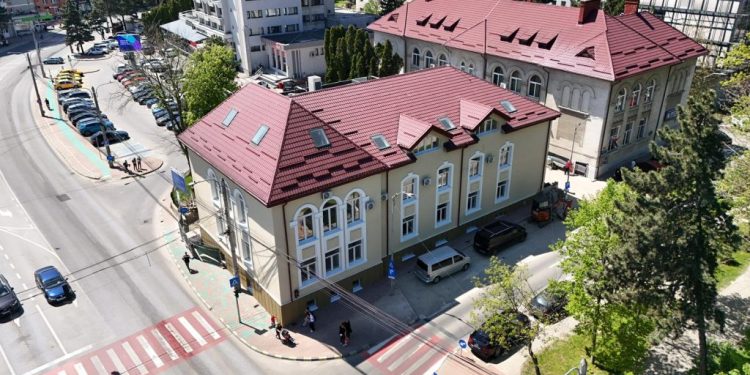 Lucrările de modernizare și dotare a Bibliotecii Bucovinei din Suceava, aproape de final. ”Cititorii vor putea rezerva o carte și o vor putea ridica dintr-o casetă exterioară, inclusiv seara, după program, sau în weekend”