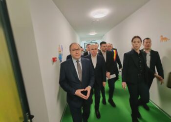 Cea de-a 66-a creșă construită prin CNI, inaugurată în cartierul sucevean Burdujeni, în prezența premierului Bolojan. Domnul Bolojan a fost informat că, din toamnă, această creşă ”va funcționa în bune condiţii, cu personal şi cu toate lucrurile în bună regulă”