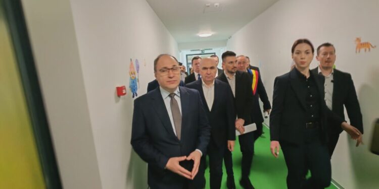 Cea de-a 66-a creșă construită prin CNI, inaugurată în cartierul sucevean Burdujeni, în prezența premierului Bolojan. Domnul Bolojan a fost informat că, din toamnă, această creşă ”va funcționa în bune condiţii, cu personal şi cu toate lucrurile în bună regulă”