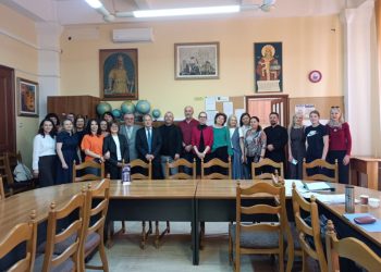 Cunoscutul profesor Costică Costan, aniversat la împlinirea vîrstei de 80 de ani în cancelaria de la ”Ștefan”, liceu la care a predat mai bine de jumătate de secol
