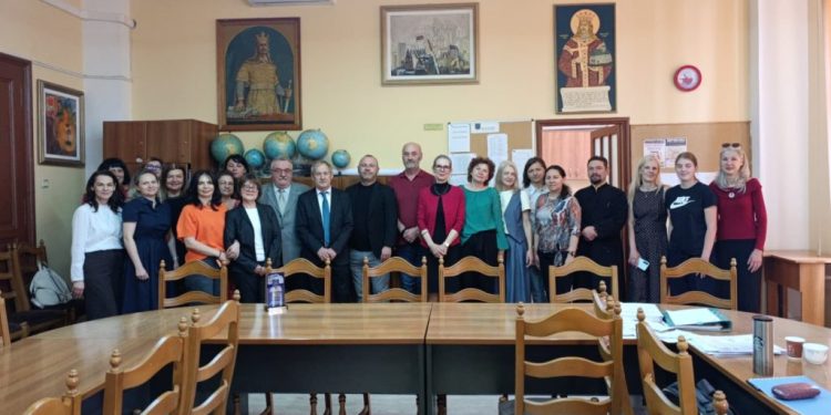 Cunoscutul profesor Costică Costan, aniversat la împlinirea vîrstei de 80 de ani, în cancelaria de la ”Ștefan”, liceu la care a predat mai bine de jumătate de secol