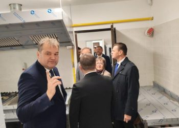 Ministrul Cseke Attila a promis, la Suceava, că Guvernul va permite angajarea a 35 de persoane care să asigure funcționarea noii creșe din cartierul Burdujeni